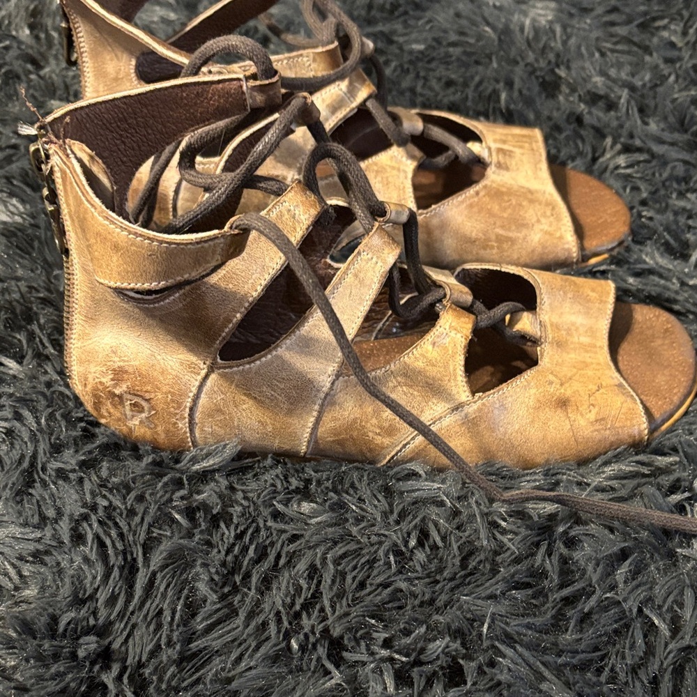 Elegant Tan Leather Women's Sandals - Picture 2 of 4